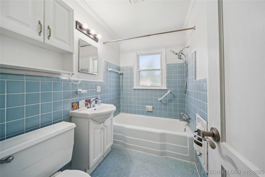 Full bath room - 4903 E 25th St