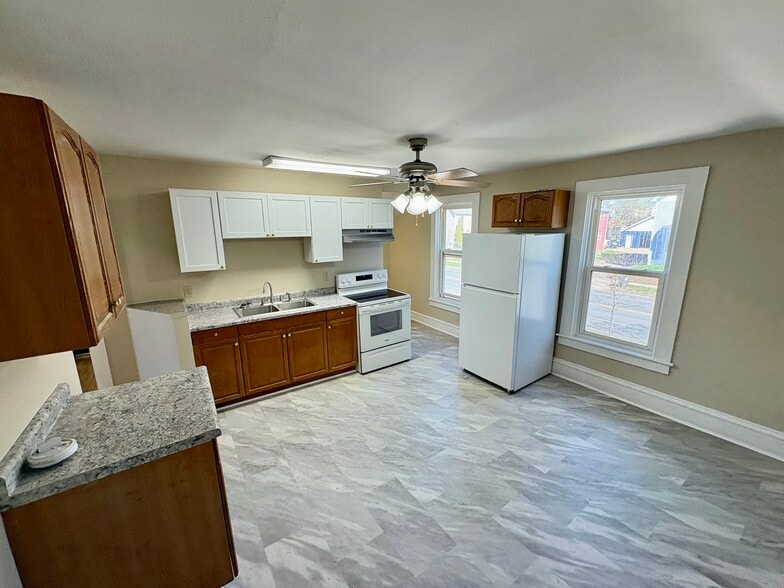 Building Photo - 941 Main St