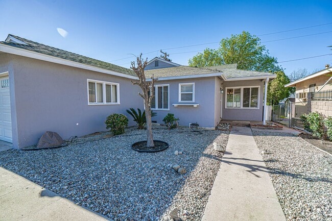 Building Photo - Charming 3-Bedroom Home for Rent in La Crescenta!