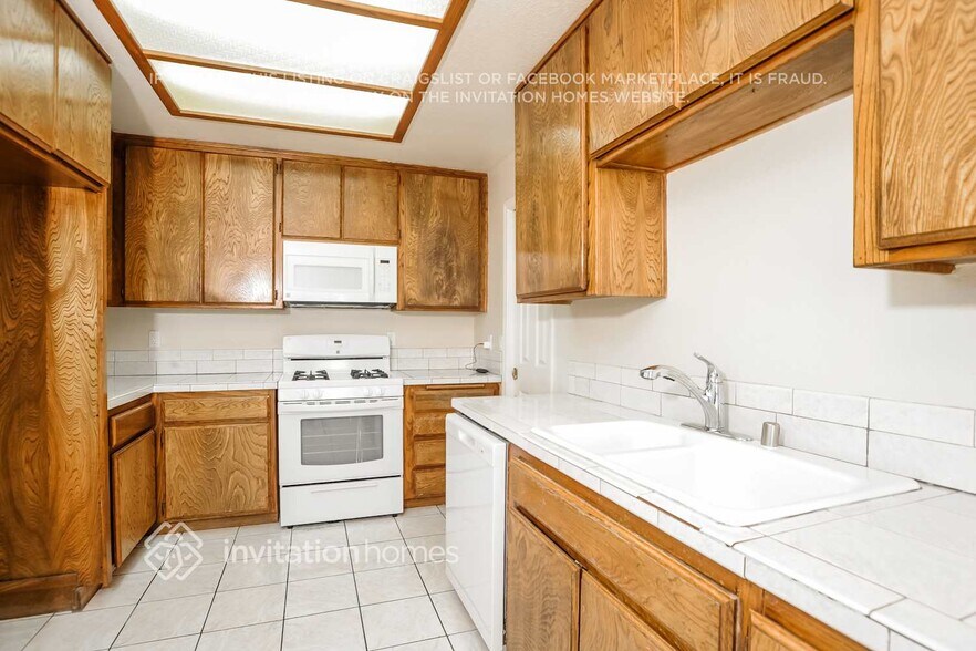 Building Photo - 4763 W Ave L8