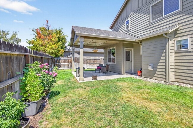Building Photo - 3 Bedroom, 2.5 Bathroom Medford Home