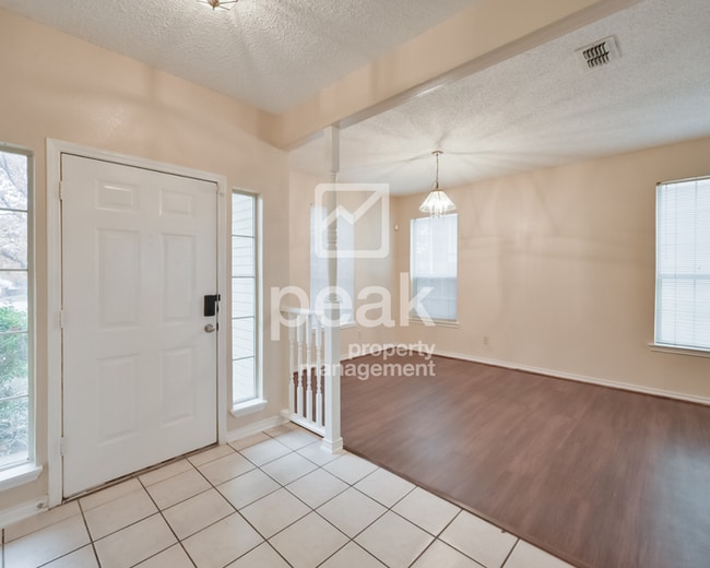 Building Photo - $2000! 3Bed/2.5Bath home in west Fort Worth!  Apply by 9/8 for Labor Day Savings! See description!