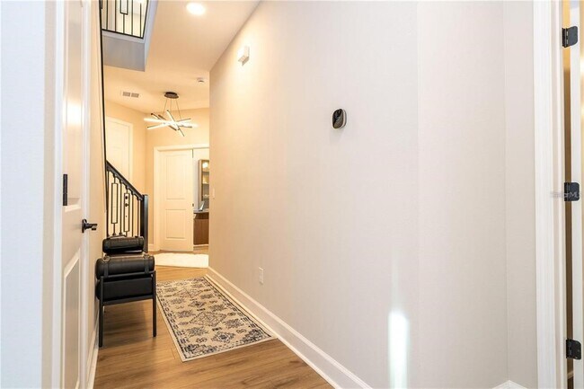 Building Photo - 5090 Shady Pnes Dr