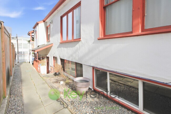 Building Photo - 221-221 E Louisa St