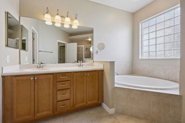 Building Photo - Spacious 3-Bedroom Gem with 2 Baths and 2238 Sq Ft of Comfort in Clermont!