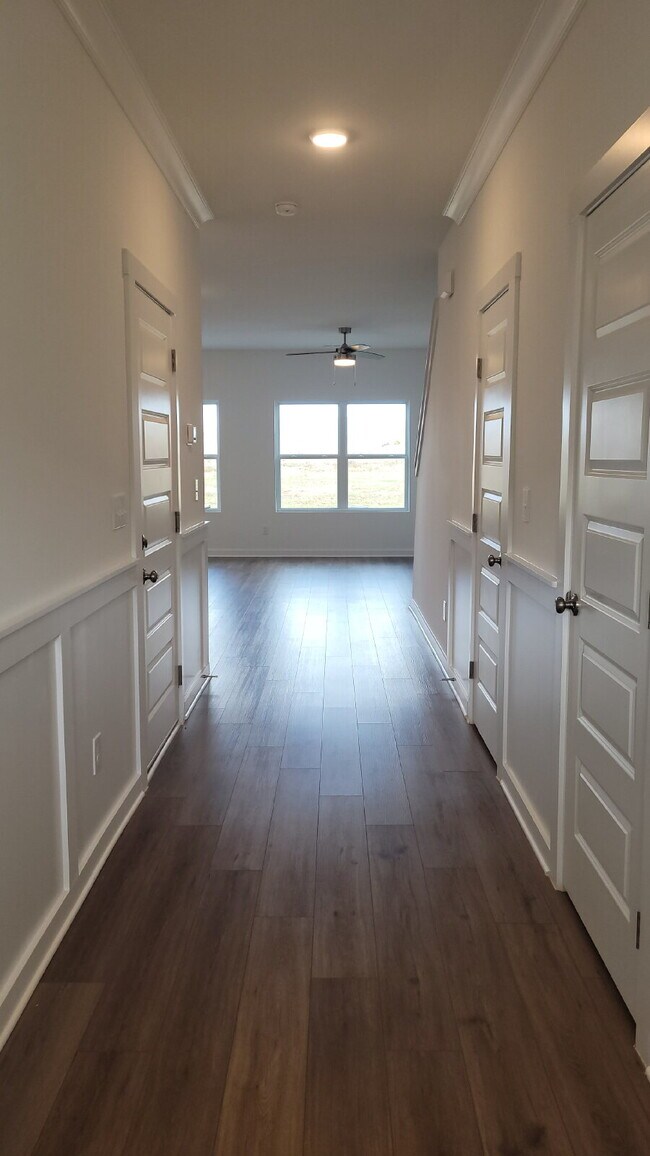 Building Photo - One fee month with 18-month lease!!! "Charming 3-Bed Oasis with Granite Elegance on Discovery Poi...