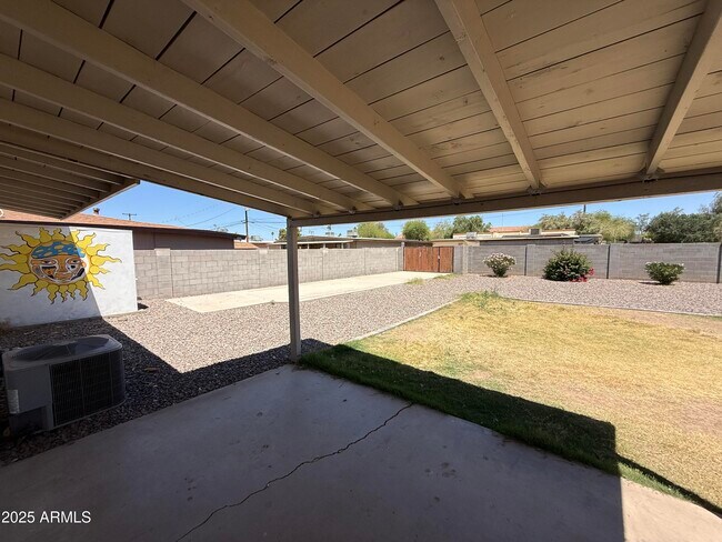 Building Photo - 301 N Apache Dr
