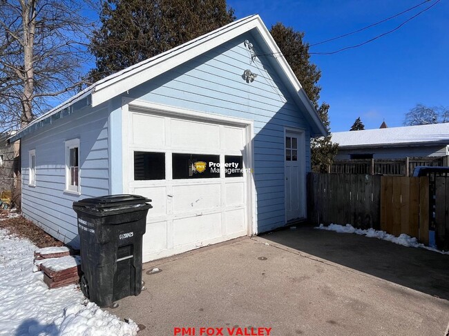 Building Photo - Family house with fenced in yard