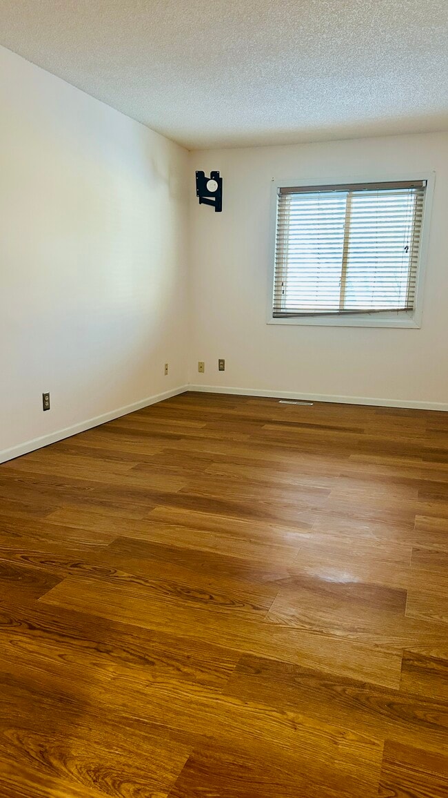 Building Photo - Condo on Park