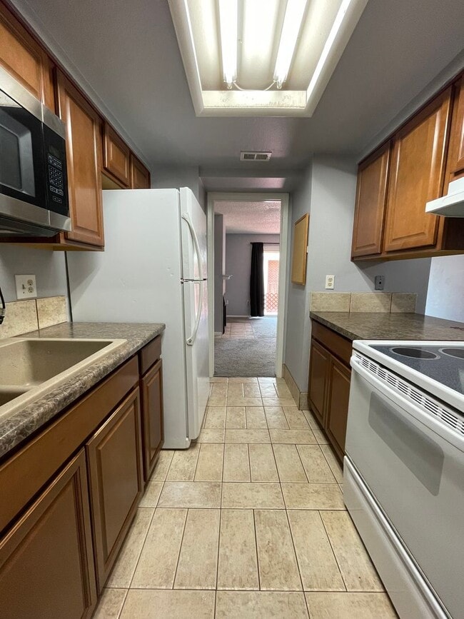 Building Photo - 2B/1B Upper Level Condo in Cottonwood Vill...