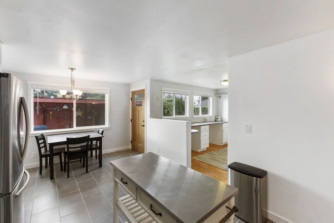 Building Photo - Charming 3BR Home with Private Yard in Puyallup