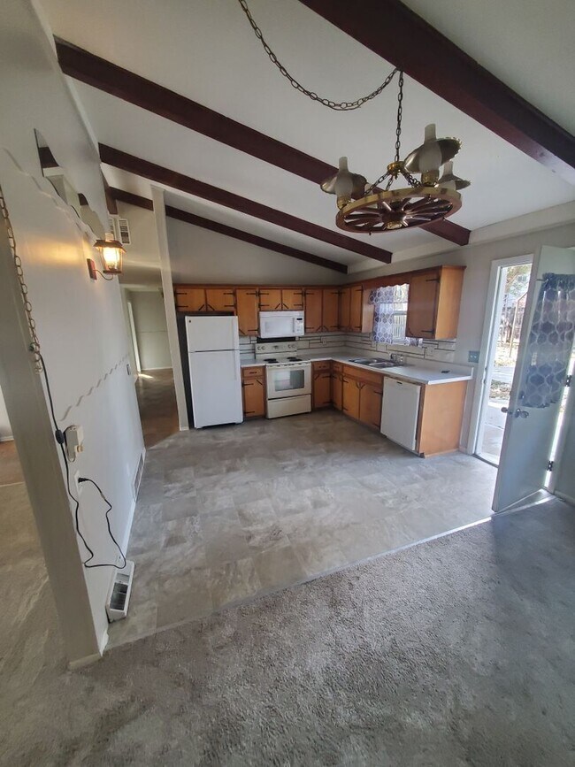 Building Photo - Spacious Ranch Style 4 BR Available in Aug...
