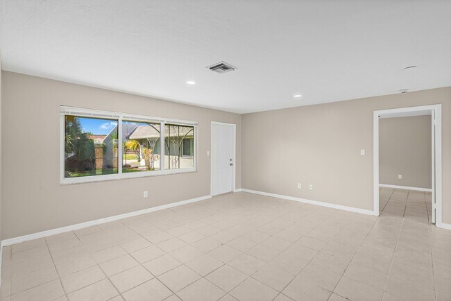 Building Photo - Apartment for rent