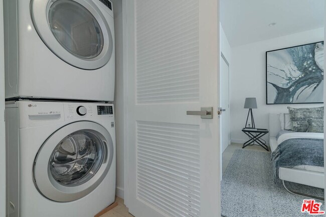 Building Photo - 1214 N Sycamore Ave