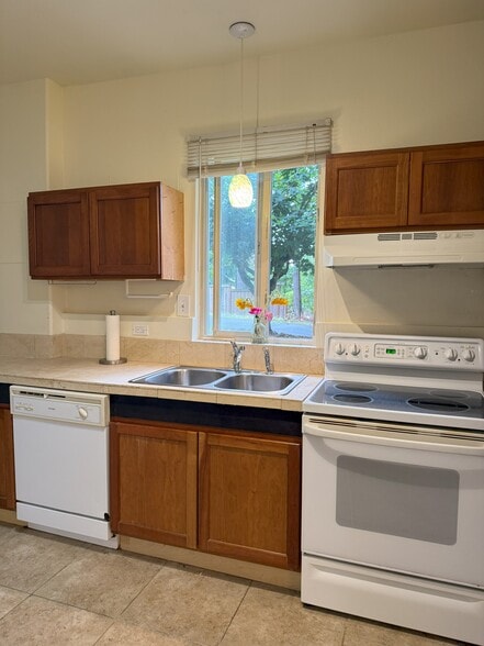 Primary Photo - 11425 Juanita Dr NE