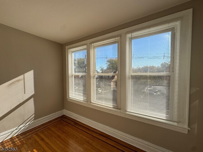 Building Photo - 271 Davis Ave