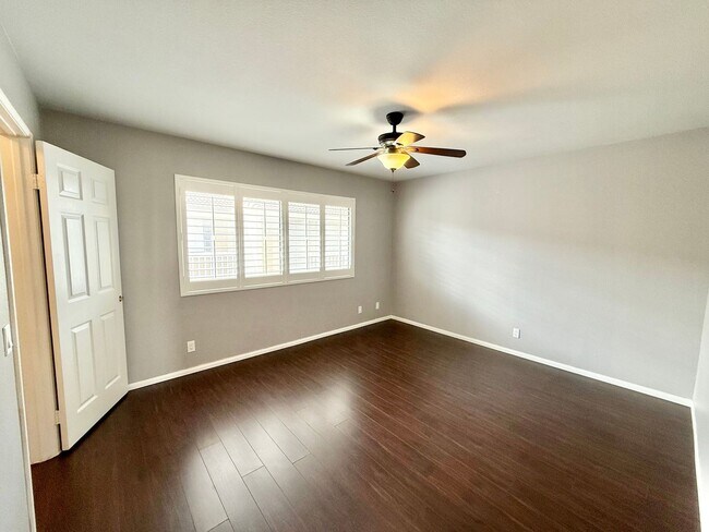 Building Photo - Beautiful 3 bed/3 bath In Costa Mesa