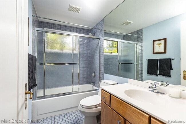 Building Photo - 328 George St