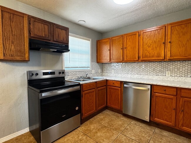 Building Photo - 3417 SW Crestview- Available now!