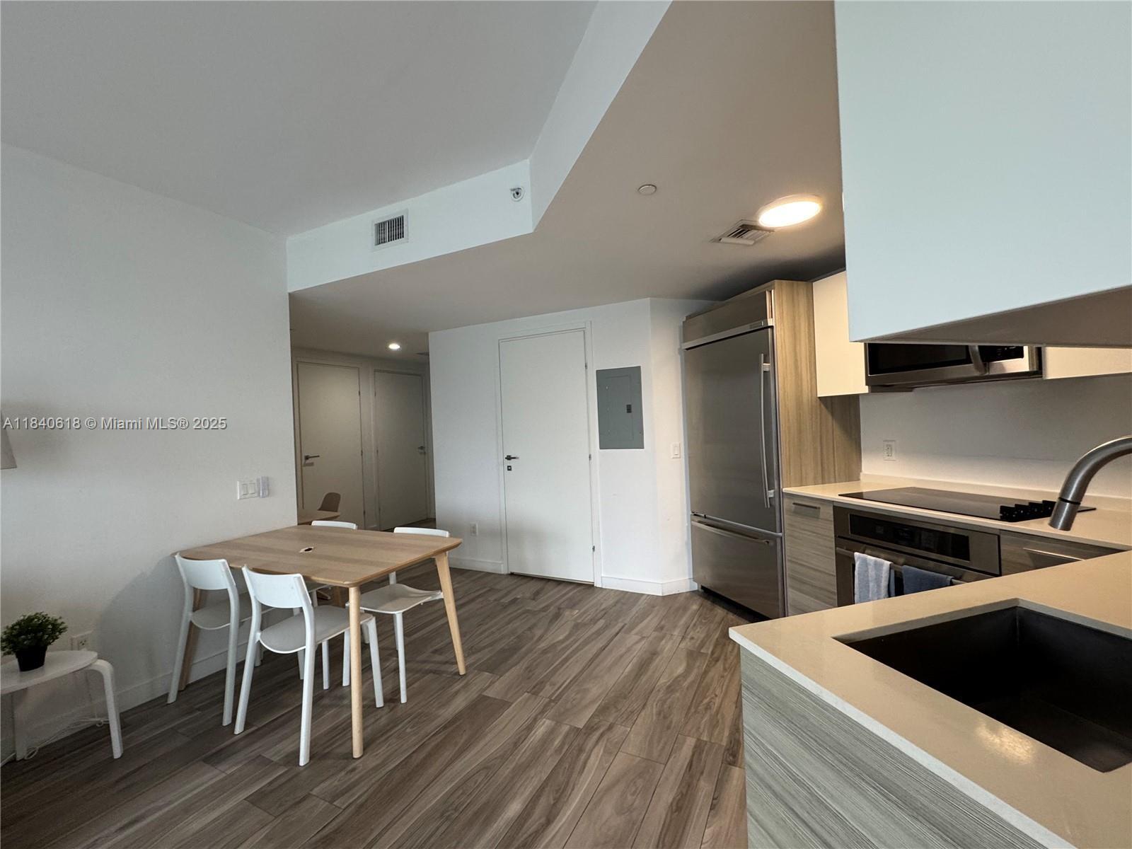 Building Photo - 1300 Brickell Bay Dr