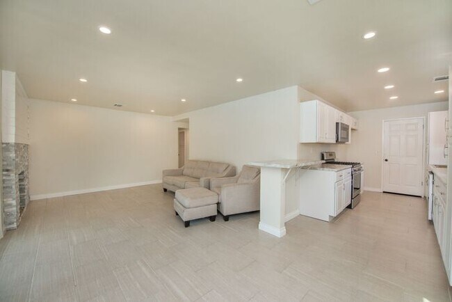 Building Photo - Completely Remodeld W/ Swimming Pool!