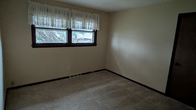 Large Bed room - 418 Lincoln Ln