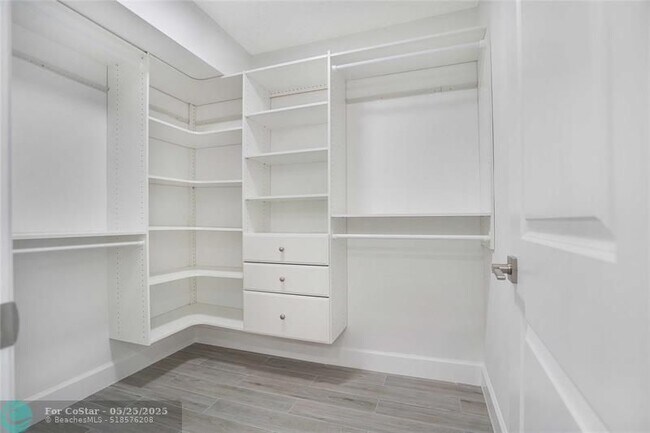 Building Photo - 3200 Port Royale Dr N