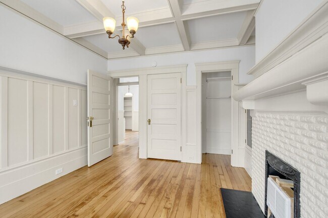 Building Photo - Large, pet friendly 2BR with hardwood floors and laundry in unit