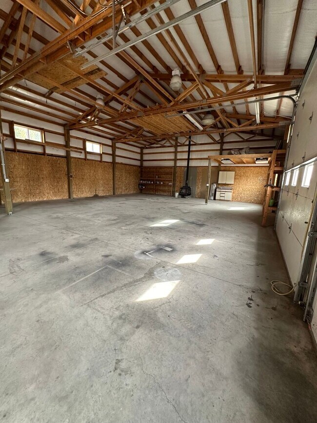 Building Photo - RARE FIND!! Country living with big shop o...