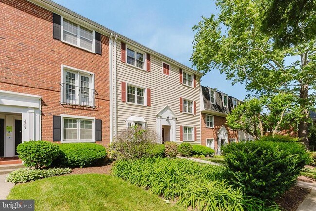 Building Photo - 2725 S Walter Reed Dr