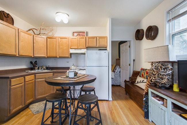 Kitchen - Dakin Court - 910 W Dakin St