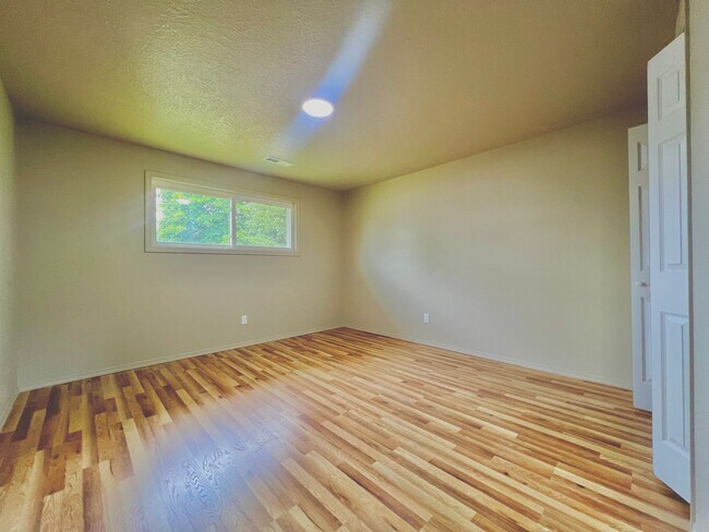 Building Photo - BRAND NEW REMODEL!! CLEAN, FRESH & BRIGHT! ONE LVL: 4 bed/2 bath!
