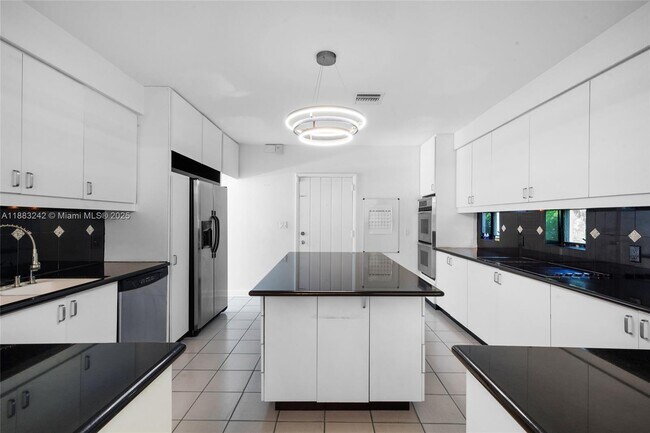 Building Photo - 5810 Maggiore St