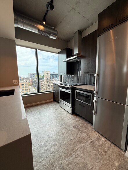 Building Photo - 917 W Washington Blvd