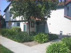 Building Photo - 3 BRs 2.5 Baths Lovely Townhouse in Desira...