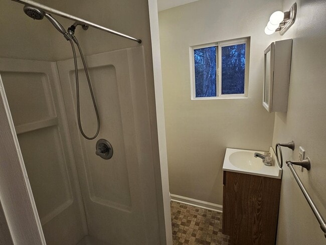 Building Photo - Charming Cottage with Lake View!