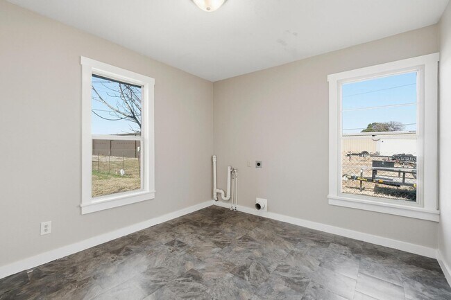 Building Photo - 134 Meander St