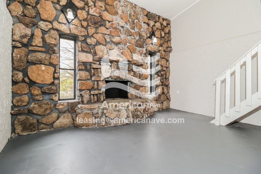 Building Photo - 121 Lindenhurst Dr