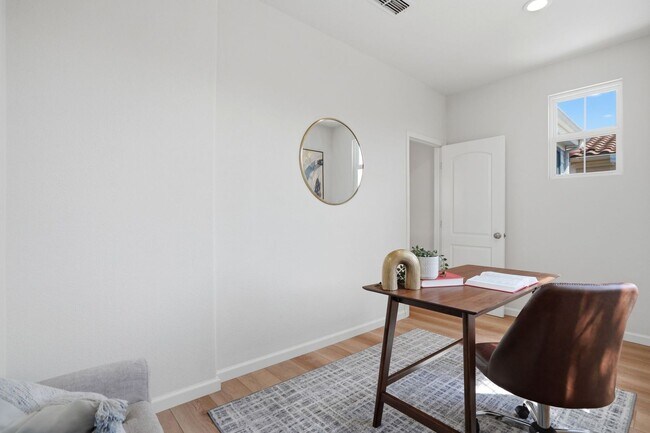 Building Photo - BRIGHT, OPEN RESIDENCE IN RIVERMARK HOME WITH EXCELLENT LAYOUT