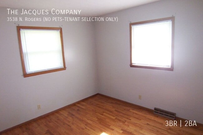 Building Photo - 3538 N Rogers Ave