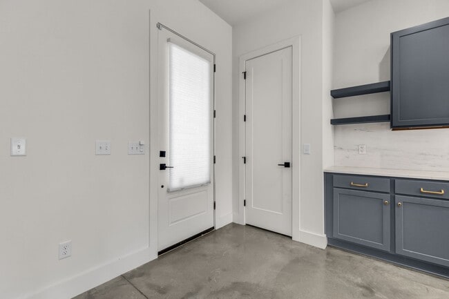 Building Photo - 715 32nd Ave N