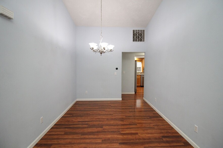 Building Photo - 601 SE 71st Ave