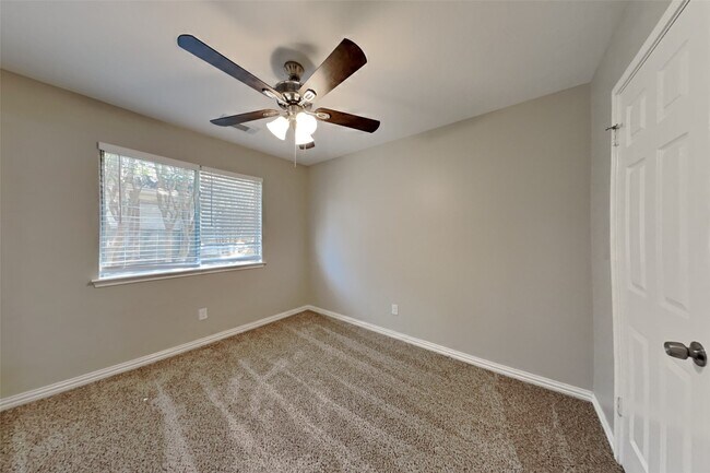 Building Photo - 4926 Linden Pl