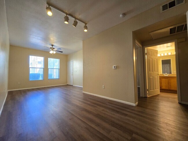 Building Photo - 1 bed, 1 bath condo with 2 car garage!!!
