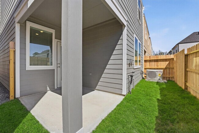 Building Photo - 963 Mansfield St