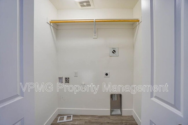 Building Photo - 10703 NE 70th St
