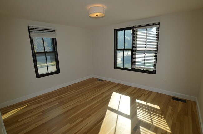 Building Photo - 112 Lynde St
