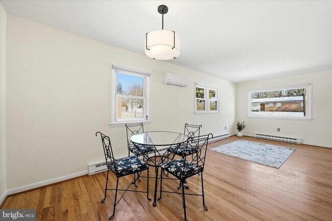 Building Photo - 311 S Buckmarsh St
