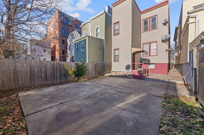 Building Photo - 133 Sherman Pl