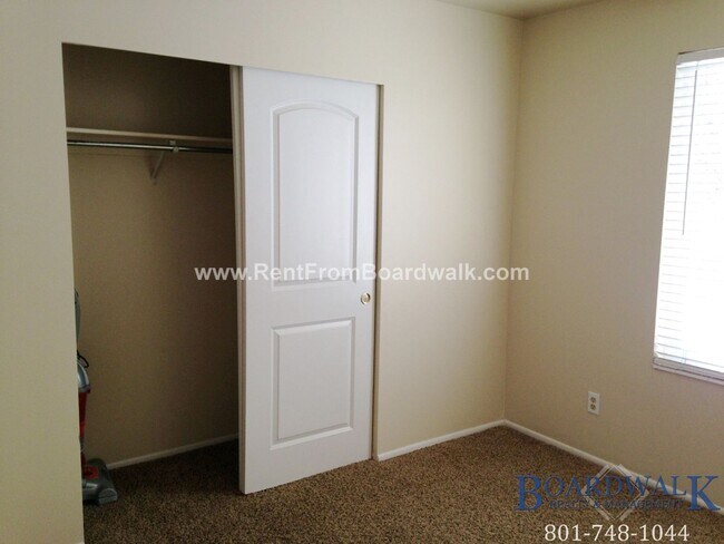 Building Photo - Great 5 Bed Now Available in Riverton